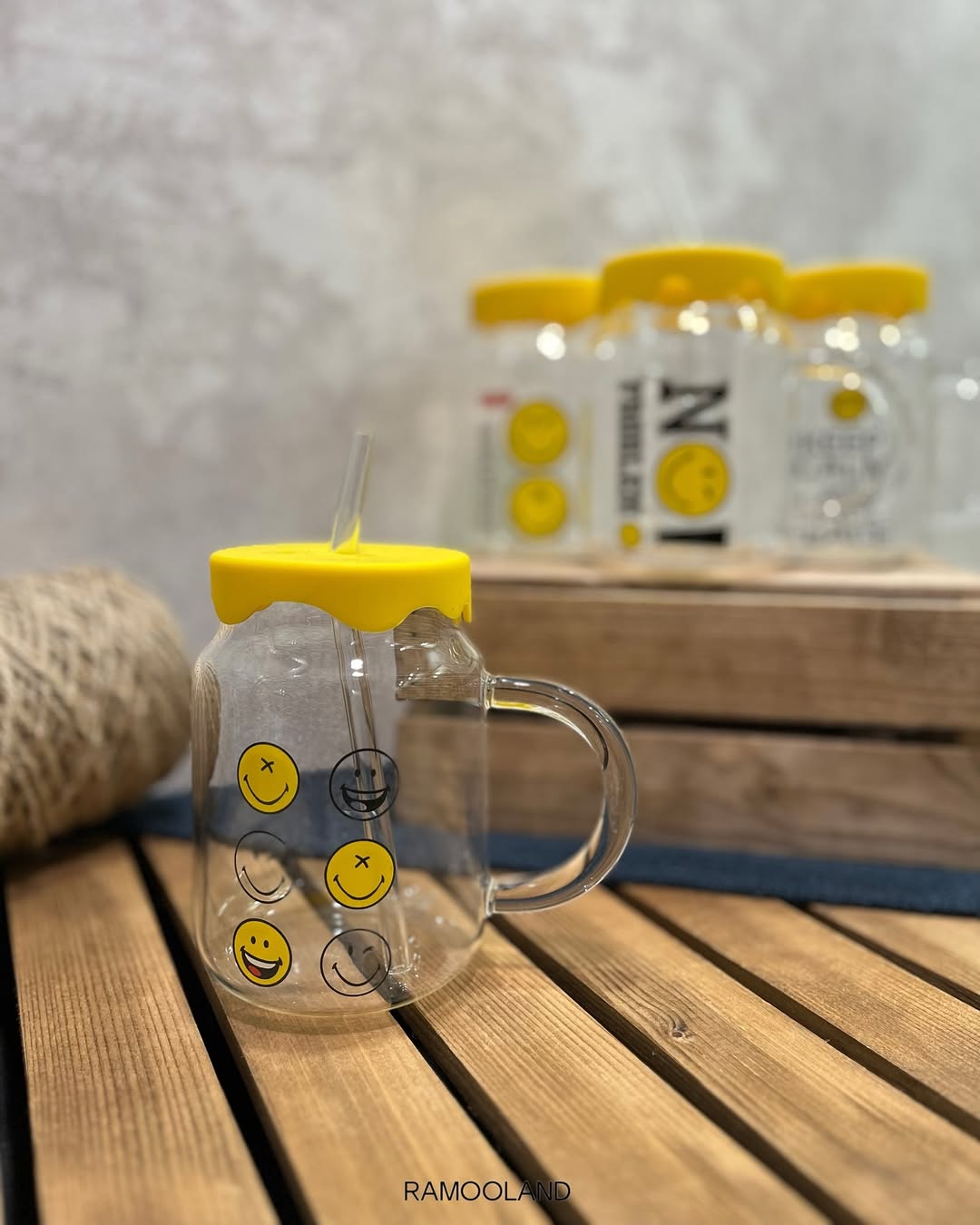 ماگ اسموتی طرح ایموجی در دار با نی شیشه ای استیکر 3بعدی